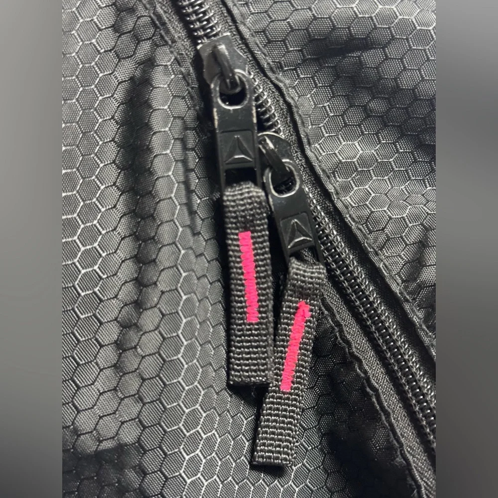 Reebok Duffel Bag/‎ Gym/ Carry On Black Pink Logo Shoulder Strap